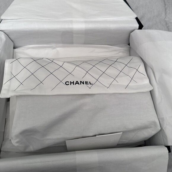 CHANEL Double Flap Classic Jumbo Caviar Gold hardware - Picture 2 of 16